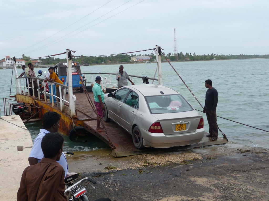 Fahrt mit der kleinen Autofähre zwischen den Inseln der Halbinsel Jaffna